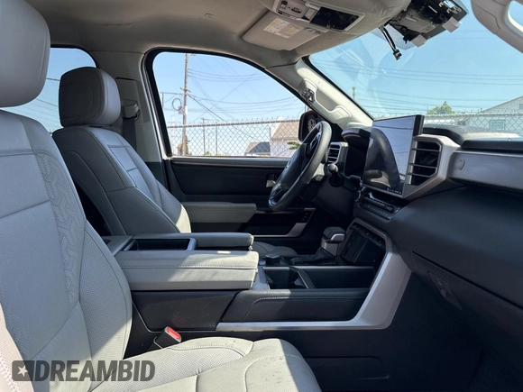 2024 Toyota Tundra Limited z VIN 5TFJA5DB5RX167288, wystawiony jako Copart lot #60570325 z przebiegiem 3 887 mil mil oraz Szkoda całkowita • Salvage title. Historia ofert i sprzedaży dostępna na DreamBid. Obrazek 5.