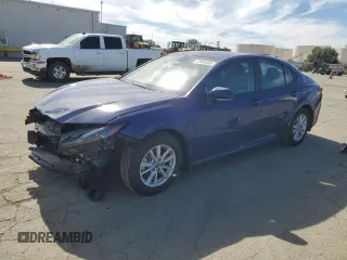 2025 Toyota Camry LE z VIN 4T1DAACK4SU009891, wystawiony jako Copart lot #47404555 z przebiegiem 55 616 mil mil oraz Szkoda całkowita • Salvage title. Historia ofert i sprzedaży dostępna na DreamBid. Obrazek 1.