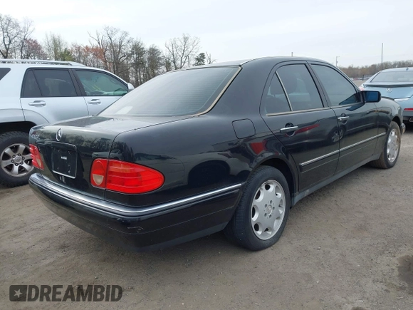 1997 Mercedes-Benz E-Class with VIN WDBJF72F9VA589689, listed as a IAAI auction lot 41929830 with 172,334 mi miles. Bid and sale history available at carsss.com. Image 4.