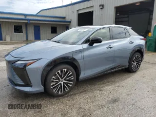 2024 Lexus RZ 450e Premium z VIN JTJAAAAB6RA023729, wystawiony jako Copart lot #86925864 z przebiegiem 10 397 mil mil oraz Szkody całkowita. Historia ofert i sprzedaży dostępna na DreamBid. Obrazek 1.