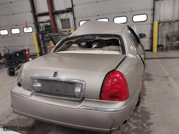 2008 Lincoln Town Car Limited with VIN 2LNHM82V18X633954, listed as a IAAI auction lot 41671298 with NaN miles. Bid and sale history available at carsss.com. Image 16.