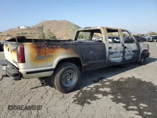 1998 Chevrolet Silverado 3500 z VIN 1GCGC33J6WF071284, wystawiony jako Copart lot #68229473 z przebiegiem Nie podano mil oraz Nie do naprawy. Historia ofert i sprzedaży dostępna na DreamBid. Obrazek 3.