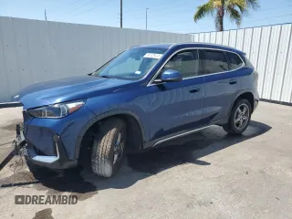 2025 BMW X1 xDrive28i z VIN WBX73EF08S5084278, wystawiony jako Copart lot #53894205 z przebiegiem 15 905 mil mil oraz Nie do naprawy. Historia ofert i sprzedaży dostępna na DreamBid. Obrazek 1.