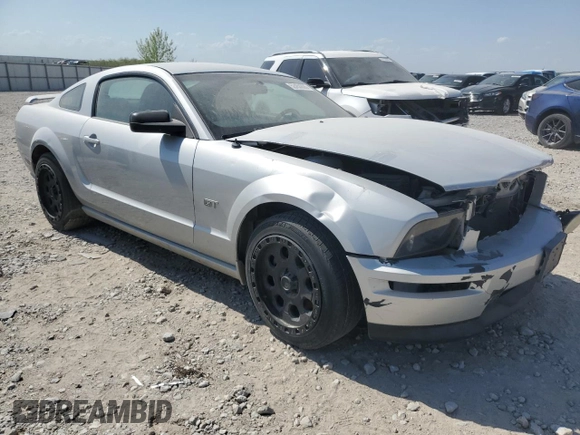 2006 Ford Mustang GT Deluxe z VIN 1ZVFT82H565248899, wystawiony jako Copart lot #52450805 z przebiegiem 166 284 mil mil oraz Czysty tytuł • Clean title. Historia ofert i sprzedaży dostępna na DreamBid. Obrazek 4.