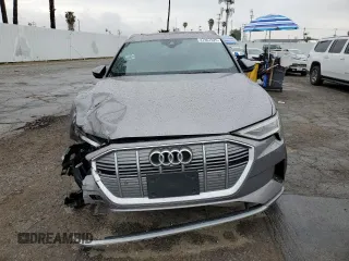 2019 Audi e-tron Premium Plus с VIN WA1LABGE7KB021954, выставлен на аукционе Copart как лот 47867025 с пробегом 74 853 миль миль и Списание • Salvage title. История ставок и продаж доступна на DreamBid. Изображение 5.
