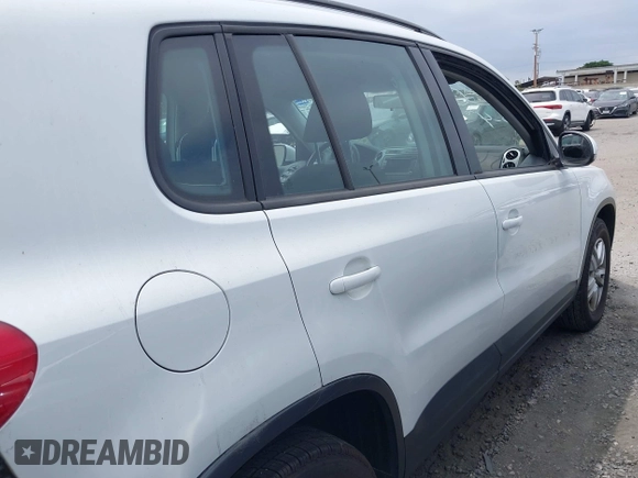 2015 Volkswagen Tiguan S z VIN WVGAV7AX7FW564563, wystawiony jako IAAI lot #42369715 z przebiegiem 27 976 mil mil oraz . Historia ofert i sprzedaży dostępna na DreamBid. Obrazek 14.