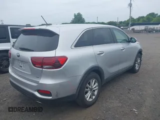 2020 Kia Sorento LX z VIN 5XYPG4A33LG680825, wystawiony jako IAAI lot #42357206 z przebiegiem 88 359 mil mil oraz . Historia ofert i sprzedaży dostępna na DreamBid. Obrazek 4.
