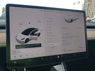 2020 Tesla Model 3 Performance z VIN 5YJ3E1EC9LF641242, wystawiony jako IAAI lot #42380146 z przebiegiem Nie podano mil oraz . Historia ofert i sprzedaży dostępna na DreamBid. Obrazek 19.