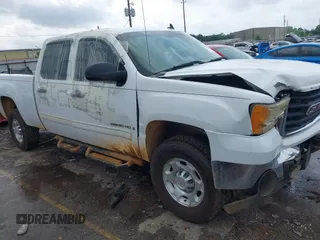 2009 GMC Sierra 2500HD z VIN 1GTHC53KX9F168517, wystawiony jako IAAI lot #42146197 z przebiegiem 379 994 mil mil oraz . Historia ofert i sprzedaży dostępna na DreamBid. Obrazek 1.