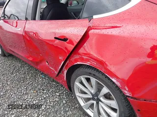 2018 Tesla Model 3 Long Range Battery z VIN 5YJ3E1EB2JF087823, wystawiony jako IAAI lot #41903609 z przebiegiem 69 749 mil mil oraz . Historia ofert i sprzedaży dostępna na DreamBid. Obrazek 6.