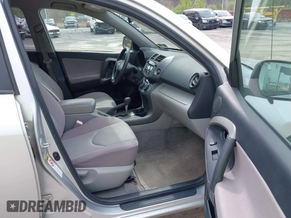 2006 Toyota RAV4 with VIN JTMZD33V766016092, listed as a IAAI auction lot 42102147 with 192,711 mi miles. Bid and sale history available at carsss.com. Image 5.