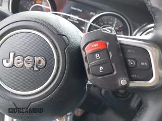 2021 Jeep Wrangler Unlimited Sahara z VIN 1C4HJXEN6MW764662, wystawiony jako IAAI lot #42494617 z przebiegiem 81 954 mil mil oraz . Historia ofert i sprzedaży dostępna na DreamBid. Obrazek 11.