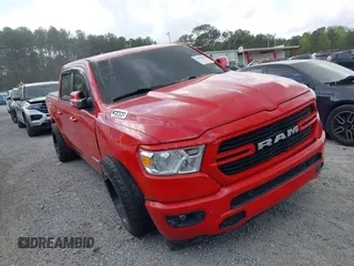 2020 Ram 1500 Big Horn z VIN 1C6SRFFT3LN301735, wystawiony jako IAAI lot #41954914 z przebiegiem 95 279 mil mil oraz . Historia ofert i sprzedaży dostępna na DreamBid. Obrazek 1.