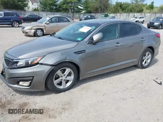 2015 Kia Optima LX z VIN 5XXGM4A76FG421945, wystawiony jako IAAI lot #42112703 z przebiegiem 106 050 mil mil oraz . Historia ofert i sprzedaży dostępna na DreamBid. Obrazek 2.