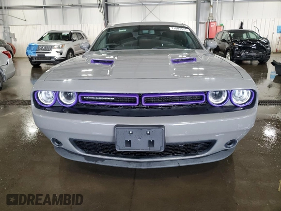 2017 Dodge Challenger SXT z VIN 2C3CDZAG8HH613593, wystawiony jako Copart lot #71003954 z przebiegiem 89 441 mil mil oraz Szkoda całkowita • Salvage title. Historia ofert i sprzedaży dostępna na DreamBid. Obrazek 5.