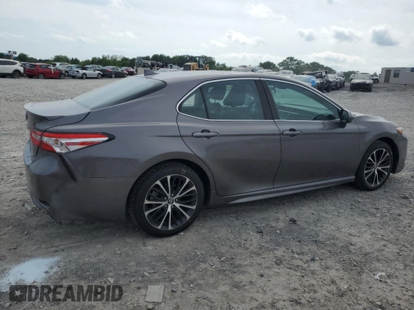 2020 Toyota Camry SE z VIN 4T1G11AK8LU927869, wystawiony jako Copart lot #57242235 z przebiegiem 85 487 mil mil oraz Szkoda całkowita • Salvage title. Historia ofert i sprzedaży dostępna na DreamBid. Obrazek 3.