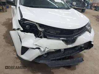 2018 Toyota RAV4 LE z VIN JTMBFREV7JJ207951, wystawiony jako IAAI lot #42376282 z przebiegiem 109 704 mil mil oraz . Historia ofert i sprzedaży dostępna na DreamBid. Obrazek 6.
