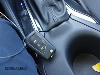 2024 Toyota Corolla LE z VIN 5YFB4MDE1RP102999, wystawiony jako IAAI lot #40562845 z przebiegiem 19 445 mil mil oraz . Historia ofert i sprzedaży dostępna na DreamBid. Obrazek 11.