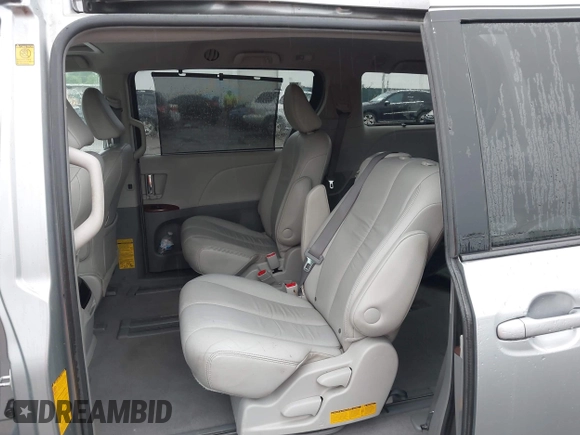 2011 Toyota Sienna XLE AAS z VIN 5TDYK3DC7BS067407, wystawiony jako IAAI lot #42312520 z przebiegiem 175 945 mil mil oraz . Historia ofert i sprzedaży dostępna na DreamBid. Obrazek 8.