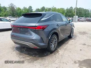2024 Lexus RX 450h+ Luxury z VIN JTJCJMGA3R2017955, wystawiony jako IAAI lot #42395578 z przebiegiem 6 297 mil mil oraz . Historia ofert i sprzedaży dostępna na DreamBid. Obrazek 4.