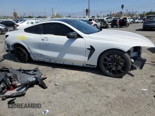 2020 BMW M8 z VIN WBSAE0C04LCD59061, wystawiony jako Copart lot #48002453 z przebiegiem 13 384 mil mil oraz . Historia ofert i sprzedaży dostępna na DreamBid. Obrazek 4.
