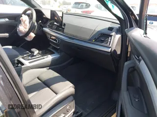 2024 Audi Q5 Sportback S line Premium Plus z VIN WA15AAFY3R2138424, wystawiony jako IAAI lot #42184784 z przebiegiem 4 635 mil mil oraz . Historia ofert i sprzedaży dostępna na DreamBid. Obrazek 5.