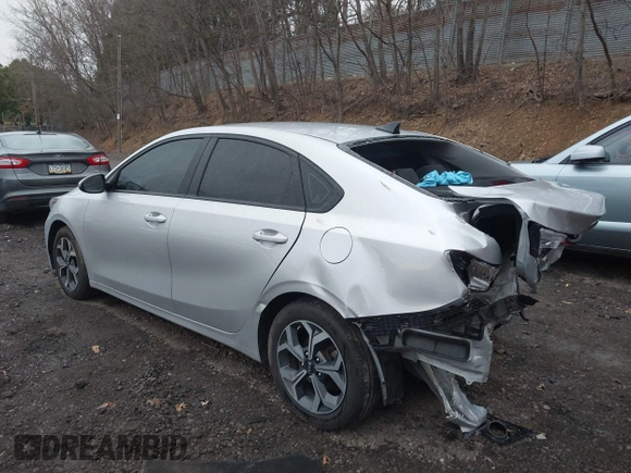 2021 Kia Forte LXS z VIN 3KPF24AD5ME284641, wystawiony jako IAAI lot #41946726 z przebiegiem 84 684 mil mil oraz . Historia ofert i sprzedaży dostępna na DreamBid. Obrazek 3.