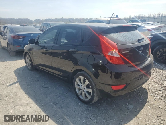 2013 Hyundai Accent SE z VIN KMHCU5AE1DU075065, wystawiony jako Copart lot #51508615 z przebiegiem 196 419 mil mil oraz Czysty tytuł • Clean title. Historia ofert i sprzedaży dostępna na DreamBid. Obrazek 2.