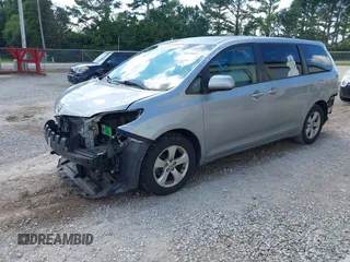 2017 Toyota Sienna LE Auto Access Seat z VIN 5TDKZ3DC9HS791965, wystawiony jako IAAI lot #42624689 z przebiegiem 88 383 mil mil oraz . Historia ofert i sprzedaży dostępna na DreamBid. Obrazek 18.