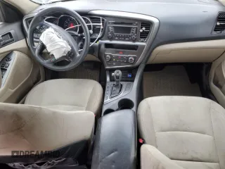 2013 Kia Optima LX z VIN 5XXGM4A7XDG129700, wystawiony jako Copart lot #47581035 z przebiegiem 121 247 mil mil oraz Szkody całkowita. Historia ofert i sprzedaży dostępna na DreamBid. Obrazek 8.