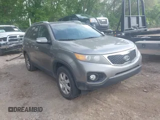 2012 Kia Sorento LX z VIN 5XYKT3A63CG192906, wystawiony jako IAAI lot #42189013 z przebiegiem 136 641 mil mil oraz . Historia ofert i sprzedaży dostępna na DreamBid. Obrazek 1.