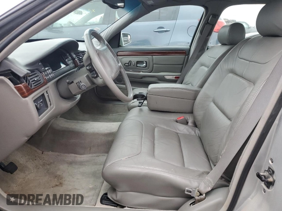 1999 Cadillac DeVille z VIN 1G6KD54Y2XU807846, wystawiony jako Copart lot #53070705 z przebiegiem Nie podano mil oraz Czysty tytuł • Clean title. Historia ofert i sprzedaży dostępna na DreamBid. Obrazek 7.