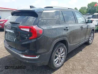 2024 GMC Terrain SLT z VIN 3GKALPEG4RL144746, wystawiony jako IAAI lot #42604077 z przebiegiem 35 070 mil mil oraz . Historia ofert i sprzedaży dostępna na DreamBid. Obrazek 4.