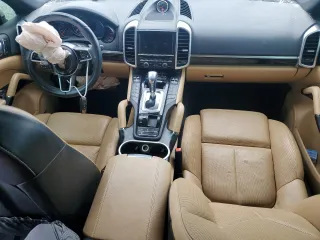 2016 Porsche Cayenne z VIN WP1AA2A25GLA10575, wystawiony jako Copart lot #56941595 z przebiegiem Nie podano mil oraz Szkoda całkowita • Salvage title. Historia ofert i sprzedaży dostępna na DreamBid. Obrazek 8.