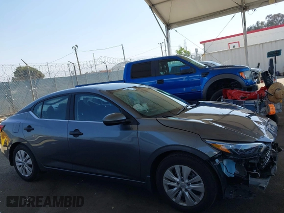 2025 Nissan Sentra S z VIN 3N1AB8BV9SY308821, wystawiony jako IAAI lot #42367623 z przebiegiem 2 098 mil mil oraz . Historia ofert i sprzedaży dostępna na DreamBid. Obrazek 14.