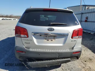 2013 Kia Sorento EX z VIN 5XYKUDA22DG335605, wystawiony jako Copart lot #47260645 z przebiegiem 175 314 mil mil oraz Szkoda całkowita • Salvage title. Historia ofert i sprzedaży dostępna na DreamBid. Obrazek 6.