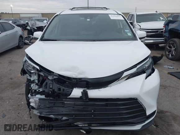 2024 Toyota Sienna LE with VIN 5TDBRKEC8RS224544, listed as a IAAI auction lot 41006017 with 958 mi miles. Bid and sale history available at carsss.com. Image 12.