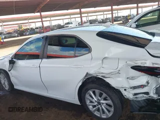 2024 Toyota Camry LE z VIN 4T1C11AK4RU864390, wystawiony jako IAAI lot #42212311 z przebiegiem 17 107 mil mil oraz . Historia ofert i sprzedaży dostępna na DreamBid. Obrazek 14.