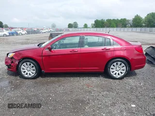 2013 Chrysler 200 LX z VIN 1C3CCBAG2DN767549, wystawiony jako IAAI lot #42081076 z przebiegiem 121 759 mil mil oraz . Historia ofert i sprzedaży dostępna na DreamBid. Obrazek 14.