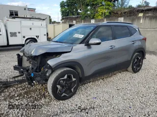 2024 Kia Seltos EX z VIN KNDER2AA1R7563528, wystawiony jako Copart lot #89159315 z przebiegiem 20 165 mil mil oraz Nie do naprawy • Non repairable. Historia ofert i sprzedaży dostępna na DreamBid. Obrazek 1.