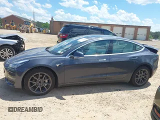 2020 Tesla Model 3 Long Range z VIN 5YJ3E1EB9LF667993, wystawiony jako IAAI lot #41990917 z przebiegiem 58 269 mil mil oraz . Historia ofert i sprzedaży dostępna na DreamBid. Obrazek 14.