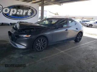2021 Mazda 3 Preferred z VIN JM1BPALL7M1301624, wystawiony jako Copart lot #56896675 z przebiegiem 82 566 mil mil oraz Szkoda całkowita • Salvage title. Historia ofert i sprzedaży dostępna na DreamBid. Obrazek 1.