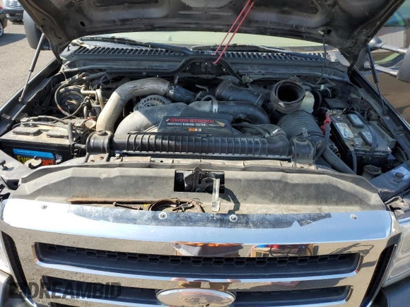 2006 Ford F-250 XL z VIN 1FTSX21PX6EA04242, wystawiony jako Copart lot #59104995 z przebiegiem 157 947 mil mil oraz Czysty tytuł • Clean title. Historia ofert i sprzedaży dostępna na DreamBid. Obrazek 11.