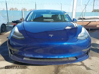 2018 Tesla Model 3 Long Range Battery z VIN 5YJ3E1EA8JF014706, wystawiony jako IAAI lot #41453650 z przebiegiem 68 037 mil mil oraz . Historia ofert i sprzedaży dostępna na DreamBid. Obrazek 12.
