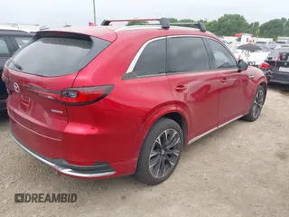2024 Mazda CX-90 S z VIN JM3KK1HC2R1133087, wystawiony jako IAAI lot #41955750 z przebiegiem 24 217 mil mil oraz . Historia ofert i sprzedaży dostępna na DreamBid. Obrazek 4.