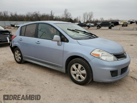 2010 Nissan Versa S z VIN 3N1BC1CPXAL356655, wystawiony jako Copart lot #47998165 z przebiegiem 109 853 mil mil oraz Szkoda całkowita • Salvage title. Historia ofert i sprzedaży dostępna na DreamBid. Obrazek 4.