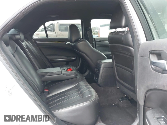 2019 Chrysler 300 S z VIN 2C3CCABG2KH538772, wystawiony jako IAAI lot #41156726 z przebiegiem 102 126 mil mil oraz . Historia ofert i sprzedaży dostępna na DreamBid. Obrazek 8.