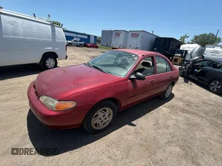 2000 Ford Escort Fleet z VIN 3FAFP13PXYR258385, wystawiony jako Copart lot #57472665 z przebiegiem 79 947 mil mil oraz Tytuł czysty. Historia ofert i sprzedaży dostępna na DreamBid. Obrazek 2.