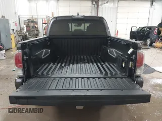 2021 Toyota Tacoma SR z VIN 5TFCZ5AN1MX268854, wystawiony jako IAAI lot #41608266 z przebiegiem 45 823 mil mil oraz . Historia ofert i sprzedaży dostępna na DreamBid. Obrazek 17.