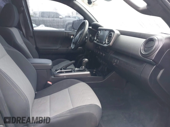 2023 Toyota Tacoma SR5 z VIN 3TMDZ5BN4PM148379, wystawiony jako IAAI lot #41547628 z przebiegiem 30 001 mil mil oraz . Historia ofert i sprzedaży dostępna na DreamBid. Obrazek 5.